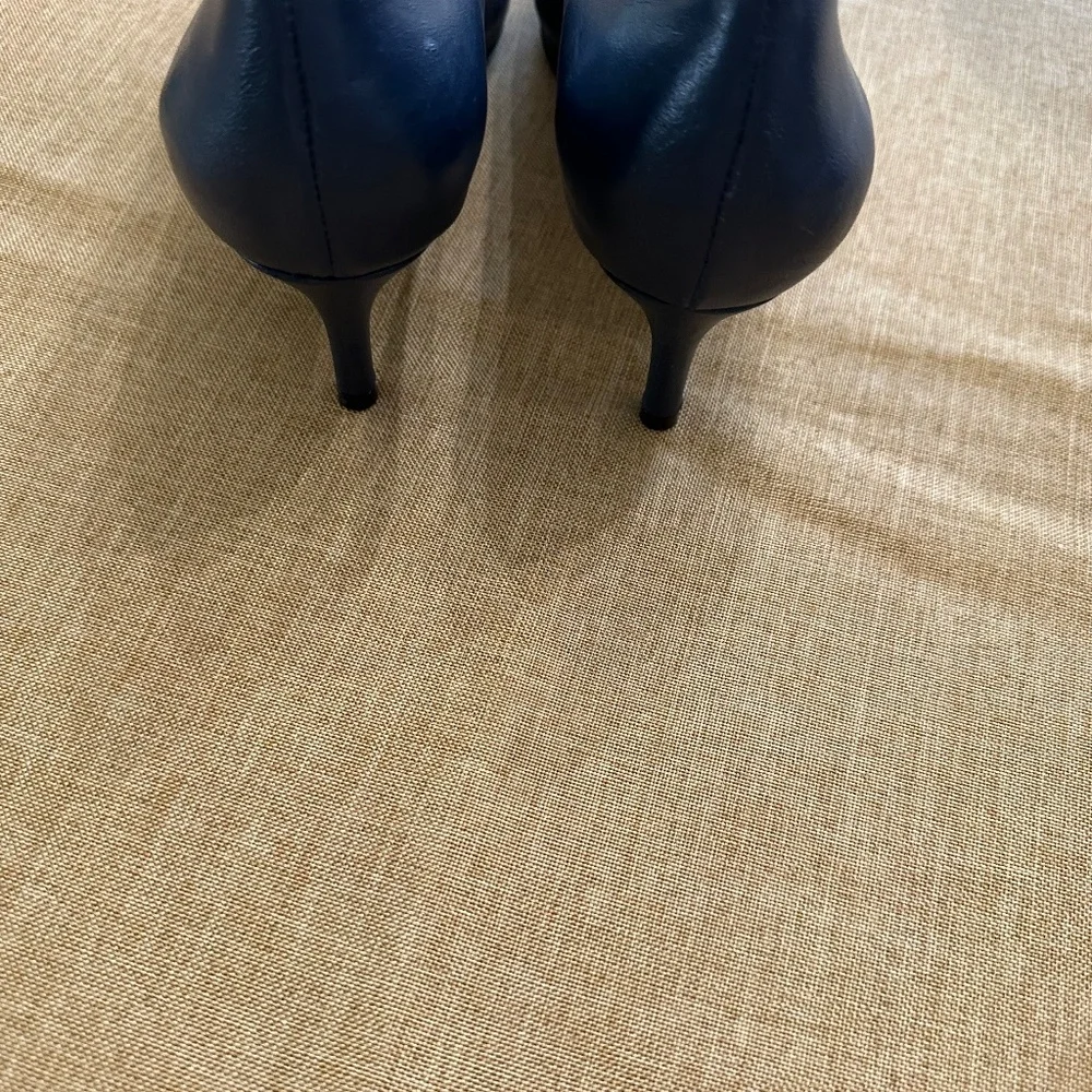 Antonio Melani Elynda Leather Navy Pumps - Picture 5 of 7